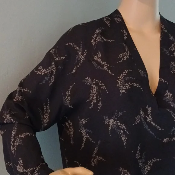 🔥🔥🔥Vince Spring navy blue floral henley blouse S - Picture 3 of 12